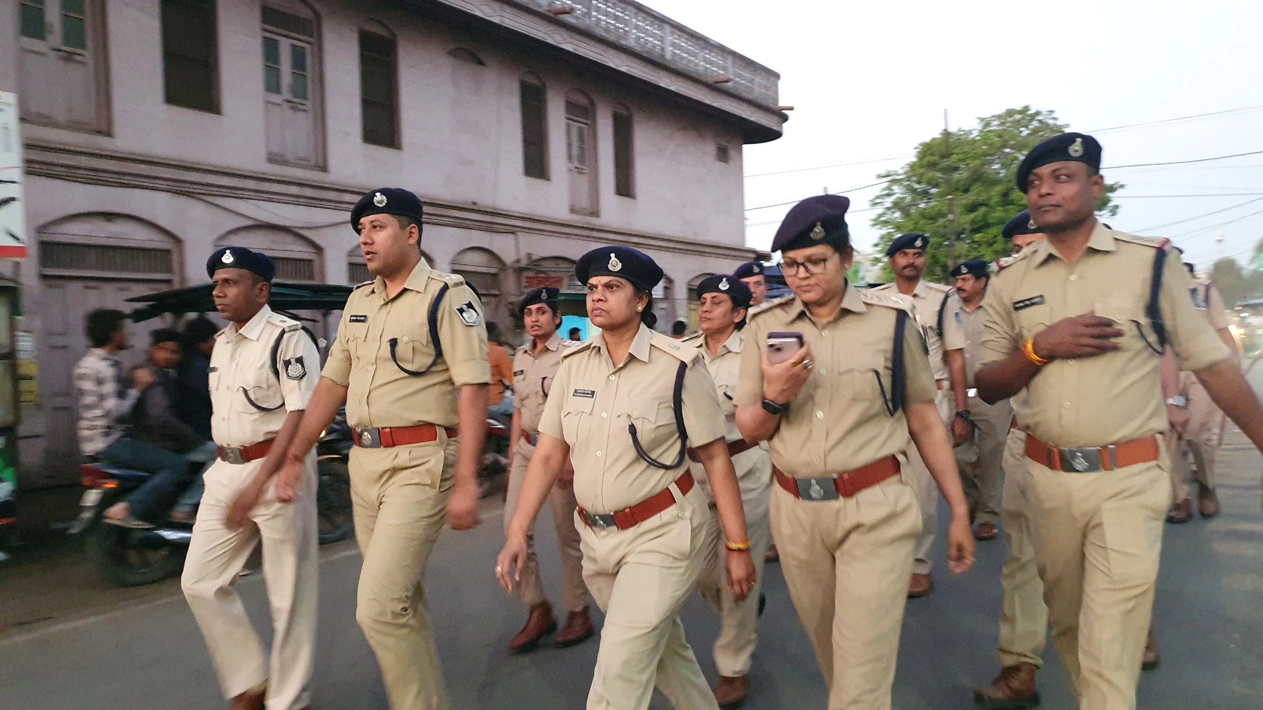 पुलिस ने शहर में निकाला फ्लैग मार्च