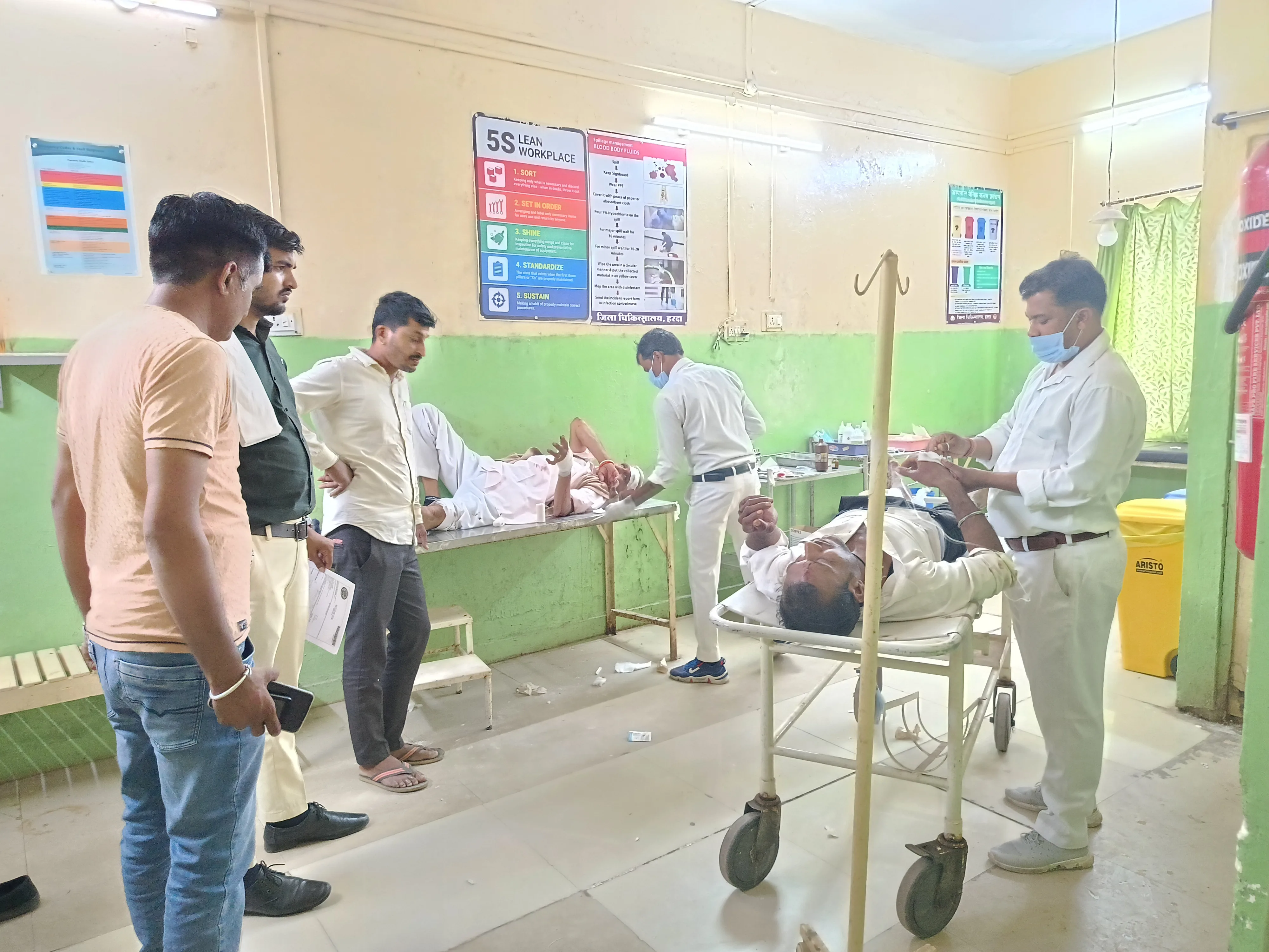 पीछे से पिकअप ने बाइक सवार दो लोगों को मारी टक्कर, एक का पैर फैक्चर