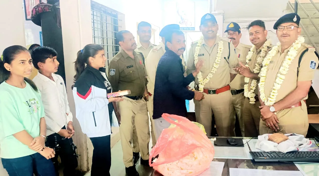 चोरी का मशरुका मिलने पर फरियादी ने शाल श्रीफल से बड़वाह पुलिस का किया सम्मान