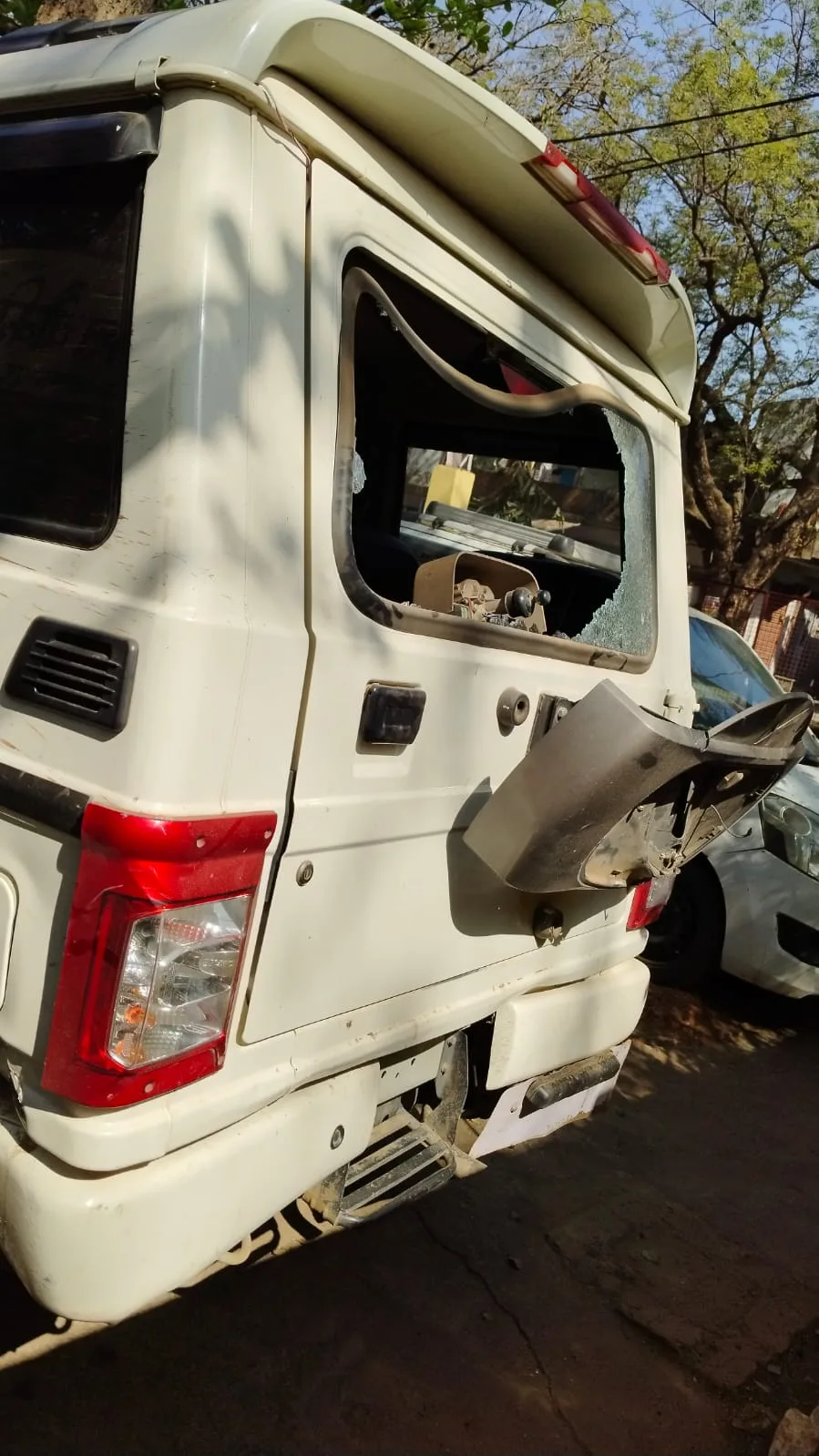 बीती रात रेत ठेका कंपनी के कर्मचारियों एवं ग्रामीणों में विवाद, बोलेरो गाड़ी पर किया हमला