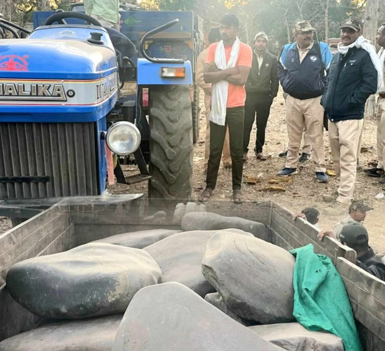 वन विभाग ने शिवलिंग निर्माण के पत्थरों से भरी टैक्टर ट्राली की जप्त  