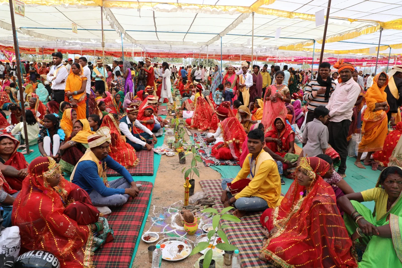 आदिवासी परंपरा के अनुसार सामूहिक विवाह करवाया संपन्न
