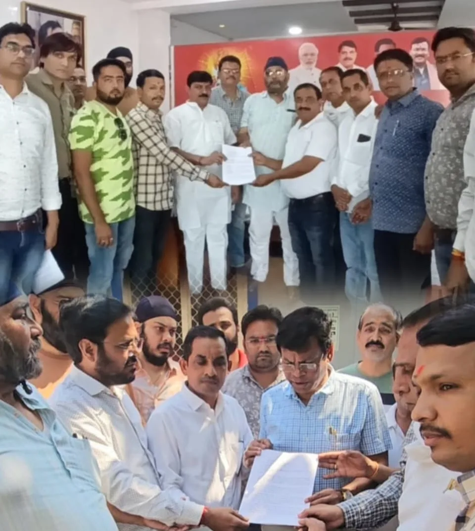 कवर कालोनी के मुख्य द्वार से शराब दुकान हटाने का कालोनीवासियों ने दिया एसडीएम को ज्ञापन