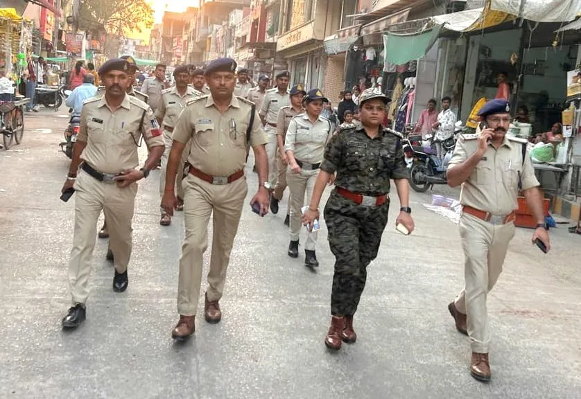 आगामी त्यौहारों के दृष्टिगत पुलिस ने निकाला नगर में फ्लैग मार्च