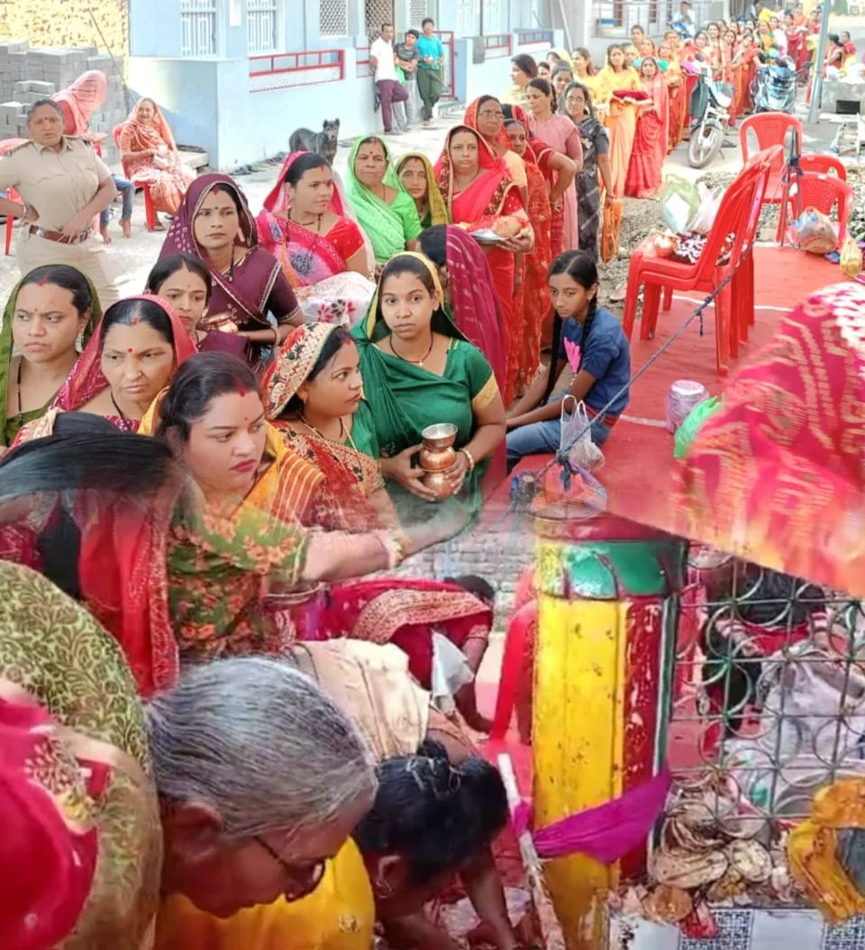 ढलती रात से सुरज की पहेली किरणों के बीच महिलाओ ने किया शीतला माता पूजन