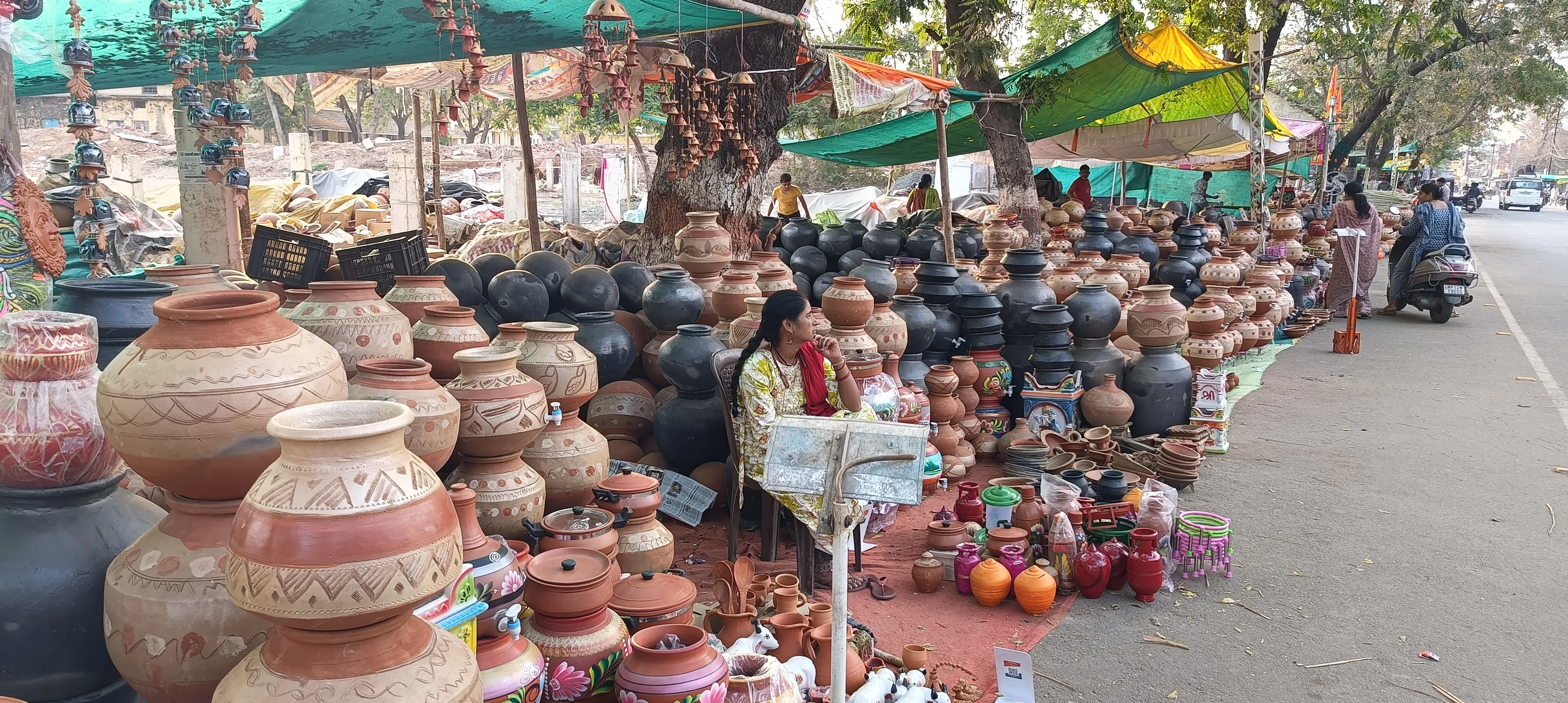 गुजरात की मिट्टी के बर्तन नर्मदापुरम के लोगों की बने पहली पसंद