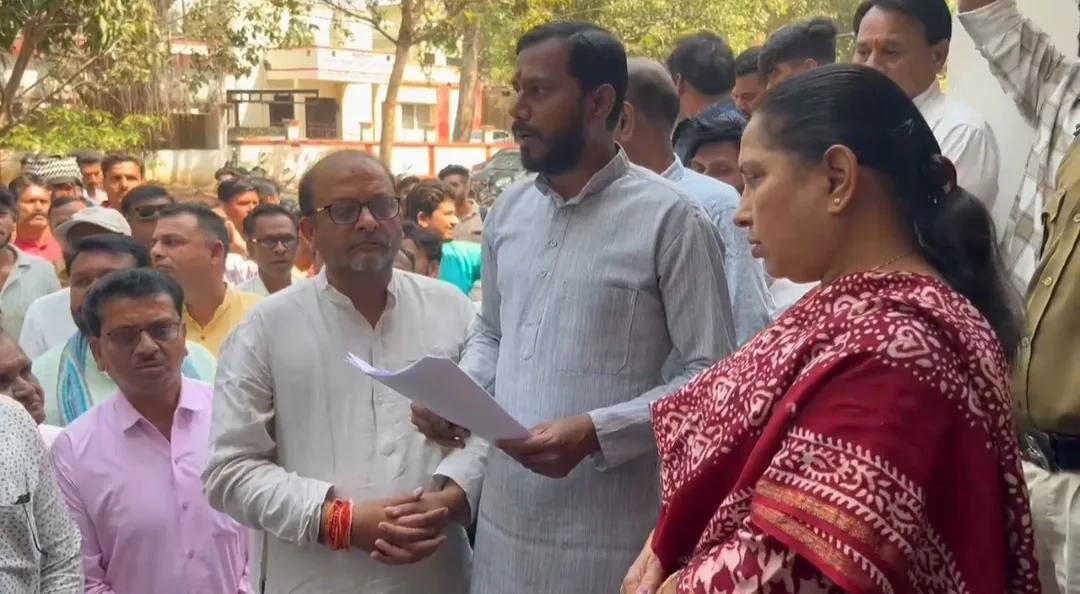 सीएमओ के खिलाफ पार्षद, जनप्रतिनिधि ने मुख्यमंत्री के नाम ज्ञापन सौंपा