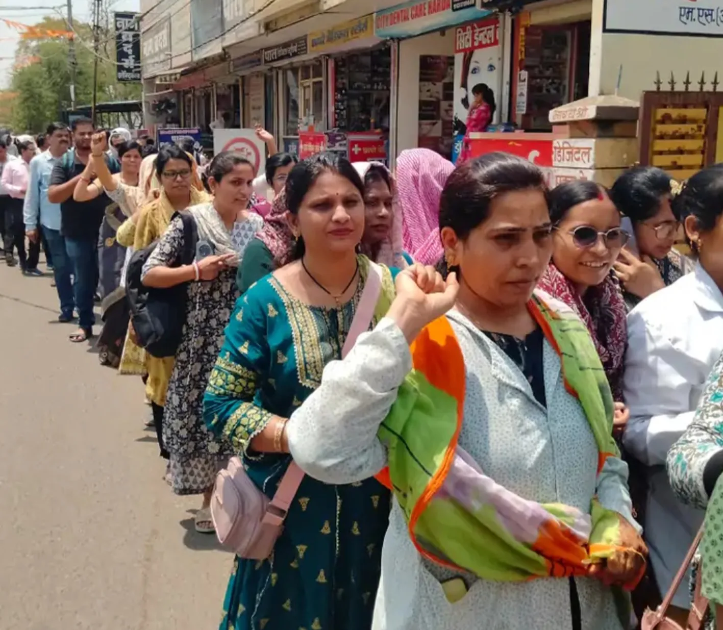 राष्ट्रीय स्वास्थ्य मिशन के संविदा कर्मचारियों ने मुख्यमंत्री के नाम सौंपा ज्ञापन