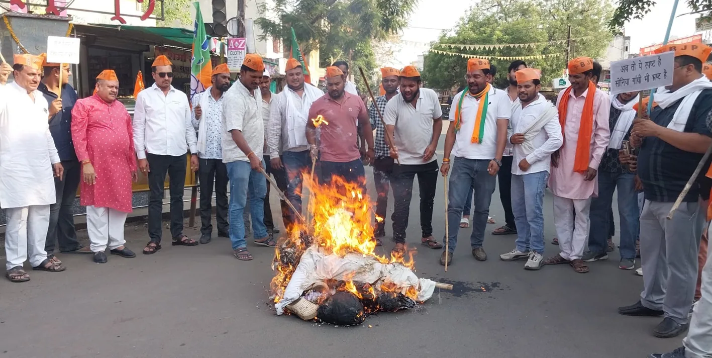 भाजपा युवा मोर्चा ने सोनिया गांधी और राहुल गांधी का पुतला फंूका
