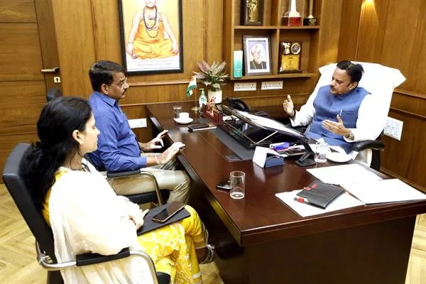 रीवा एवं इंदौर मेडिकल कॉलेज के उन्नयन का प्रस्ताव शीघ्र तैयार करें : उप मुख्यमंत्री श्री शुक्ल