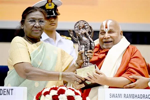 उप मुख्यमंत्री श्री शुक्ल ने जगद्गुरु रामभद्राचार्य महाराज को ‘ज्ञानपीठ पुरस्कार-2023’ से सम्मानित किए जाने पर दी हार्दिक बधाई