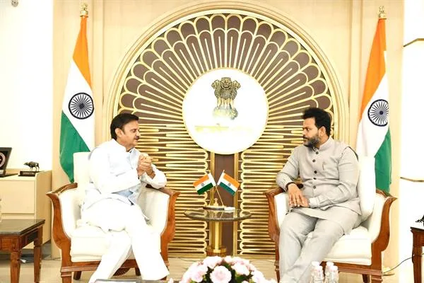 उप मुख्यमंत्री श्री शुक्ल ने केंद्रीय नागरिक उड्डयन मंत्री श्री नायडू से की सौजन्य भेंट