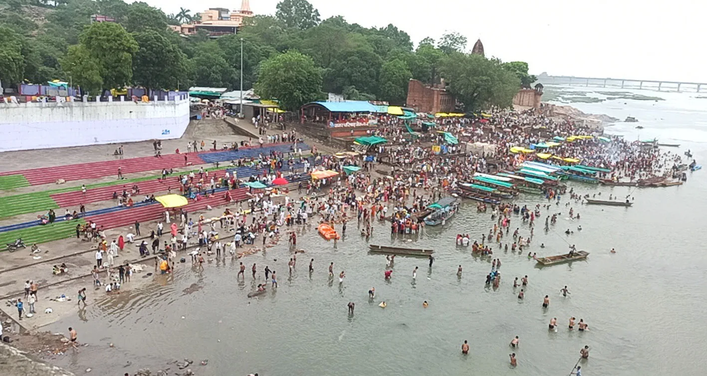 हजारों श्रद्धालुओं ने मां नर्मदा में लगाई आस्था की डुबकी  