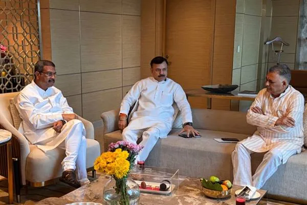 केंद्रीय शिक्षा मंत्री श्री प्रधान के साथ उच्च शिक्षा मंत्री श्री परमार की चर्चा