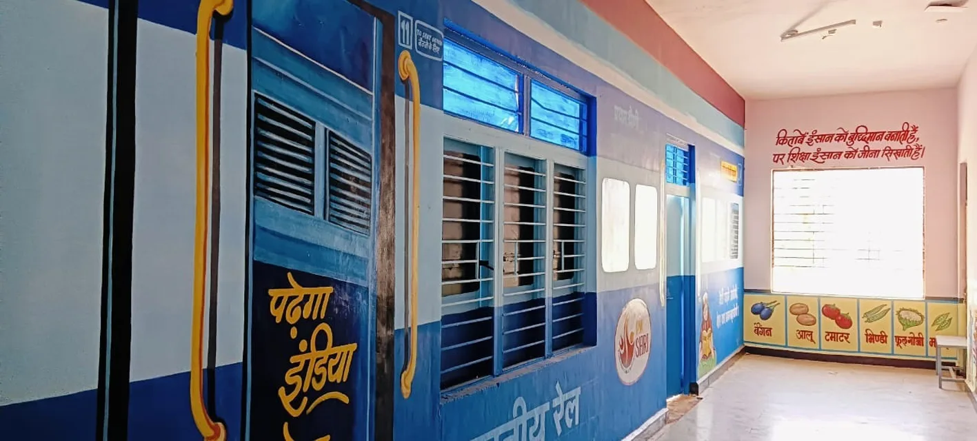वनांचल के कायदा में ट्रेन के डब्बों में लगती है स्कूल