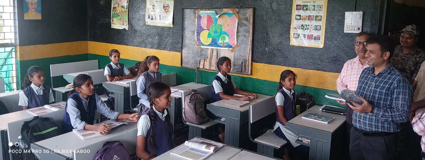 कमिश्नर ने किया सोडलपुर की शासकीय कन्या शाला का निरीक्षण