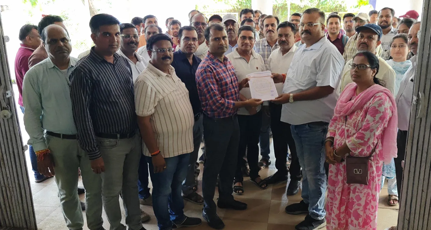 तकनीकी खामियों से त्रस्त पटवारियों ने राजस्व सचिव के नाम सौंपा ज्ञापन