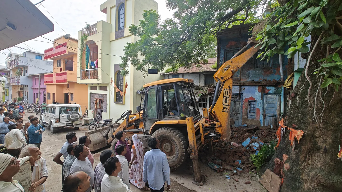 प्रशासन ने जर्जर भवनों को किया जमींदोज