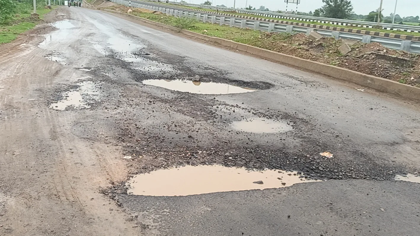 फोरलेन सर्विस मार्ग पर पहली ही बारिश में खुली गुणवत्ता की पोल