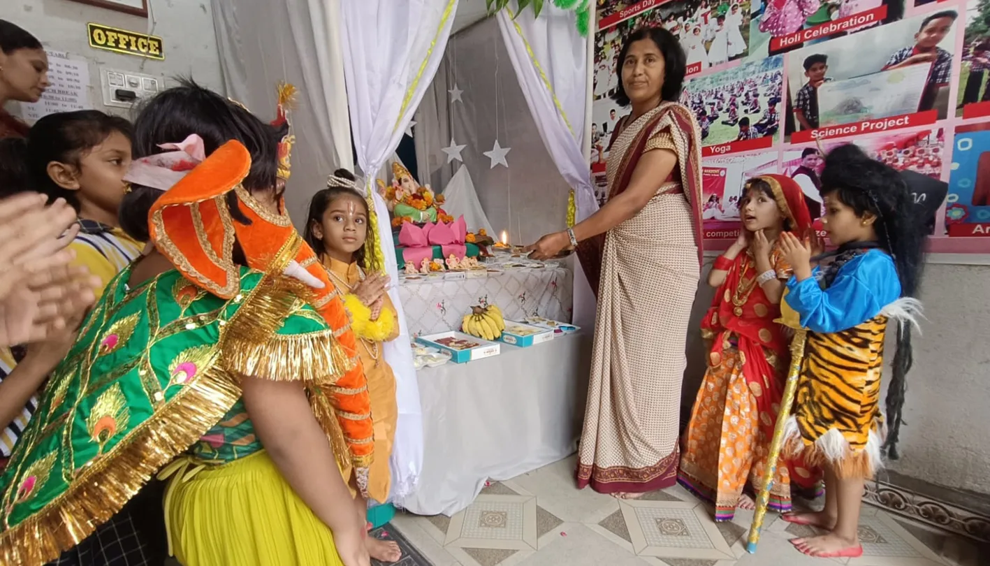 पिनेकल स्कूल में भगवान गणेश को चढ़ाया 56 भोग