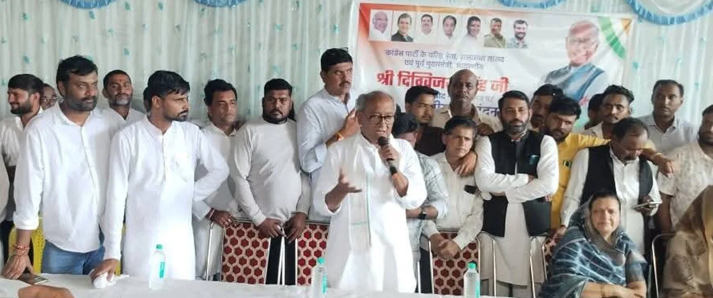 खिवनी अभ्यारण के पीड़ित आदिवासी परिवारों से मिले पूर्व मुख्यमंत्री दिग्विजय सिंह