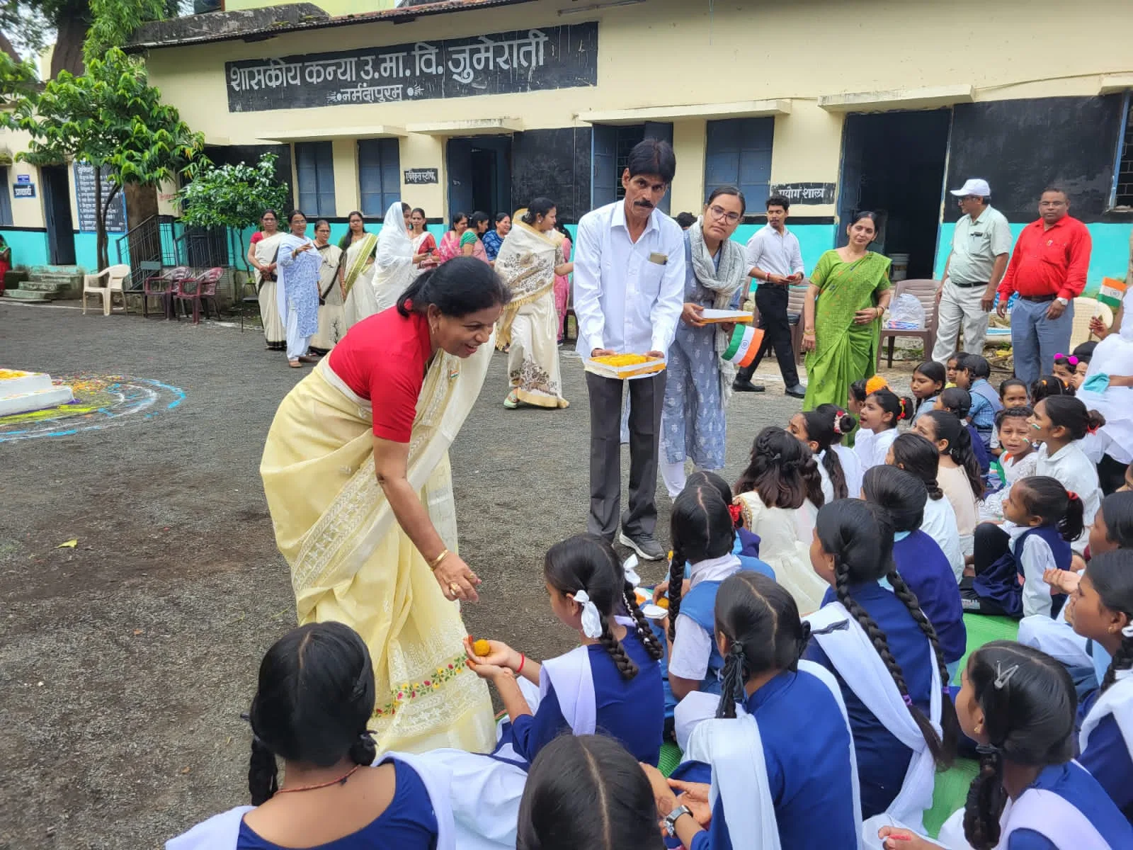 जुमेराती कन्या शाला में प्राचार्य ने किया ध्वजारोहण, बच्चों ने किए कार्यक्रम 