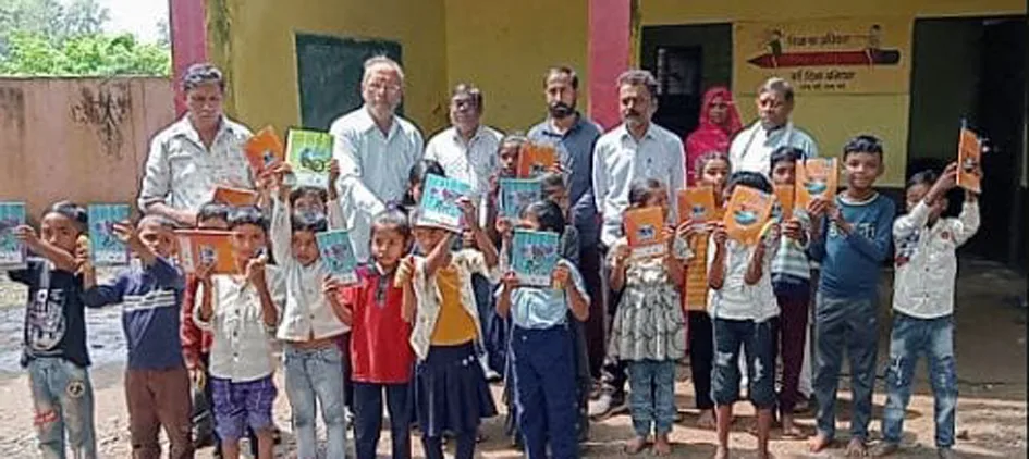 नवरात्र पर फुटकर व्यापारी संघ ने छात्रों को बांटी पाठ्य सामग्री