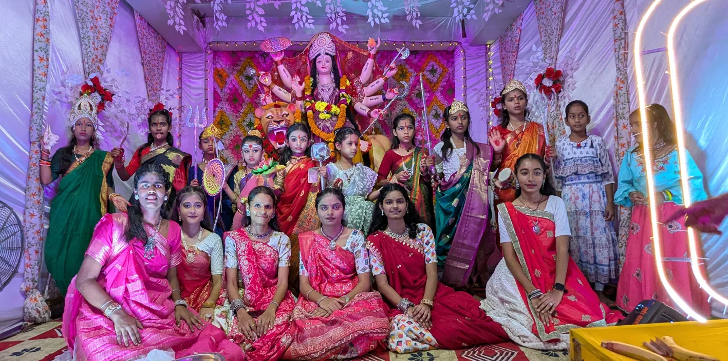 कन्याओं ने नौ देवियों का बनाया स्वरूप, किया गरबा