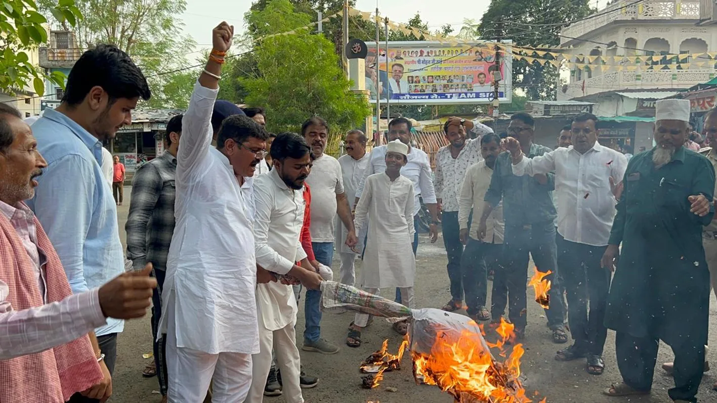 कैलाश विजयवर्गीय का फूंका पुतला