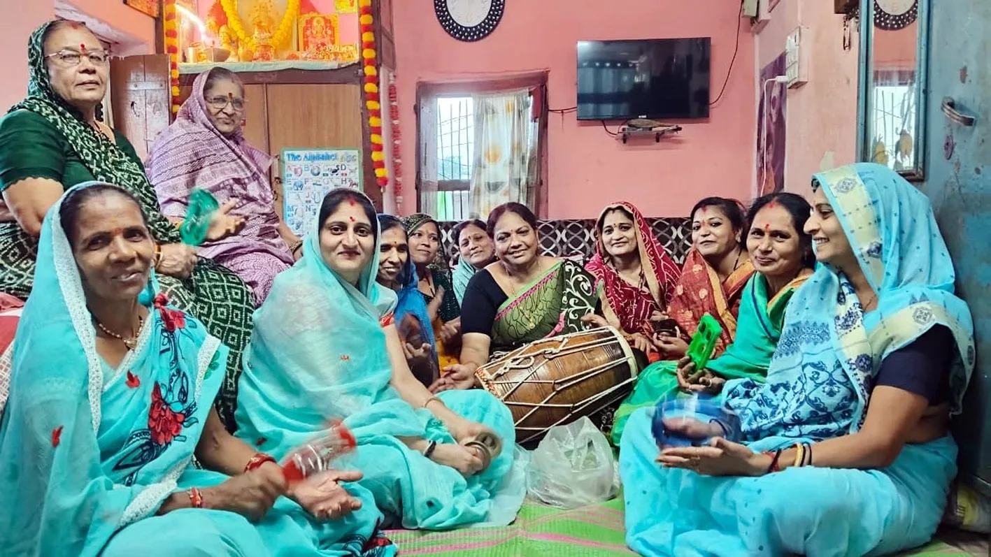 आधुनिक गरबा इवेंट के दौर में भी सामूहिक भजनों की परंपरा को जीवंत बनाए रखा