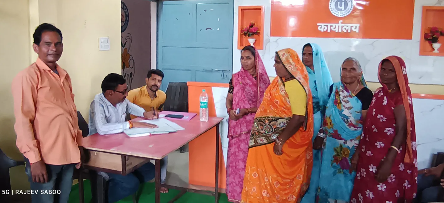 गुरारखेड़ा के ग्रामीणों ने पंचायत में पहुंचकर बताई विकास कार्यों में देरी और अन्य समस्याएं