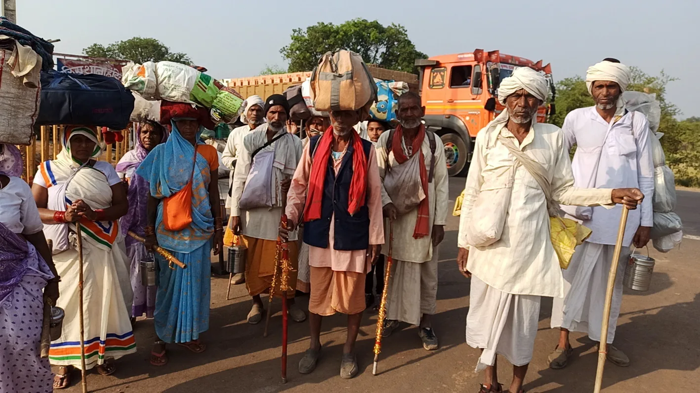परिक्रमा पथ की राह में फूलों की जगह बो दिए कांटे