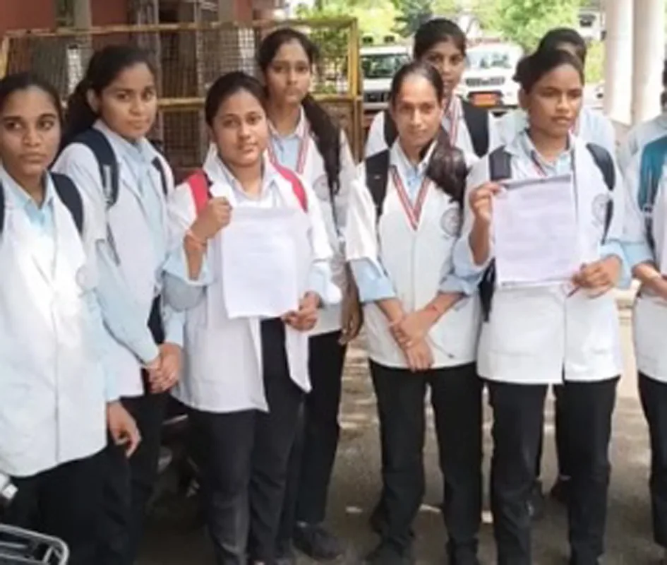 नर्सिंग कॉलेज की छात्राएं छात्रवृत्ति को लेकर कलेक्ट्रेट पहुंचीं