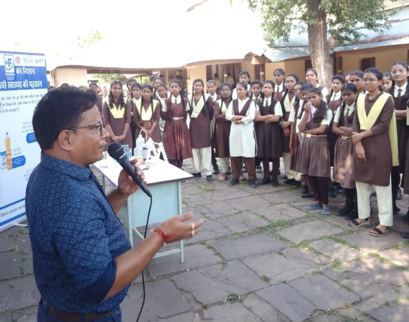 स्कूली छात्राओं को खाद्य पदार्थों में मिलावट के संबंध में दी जानकारी
