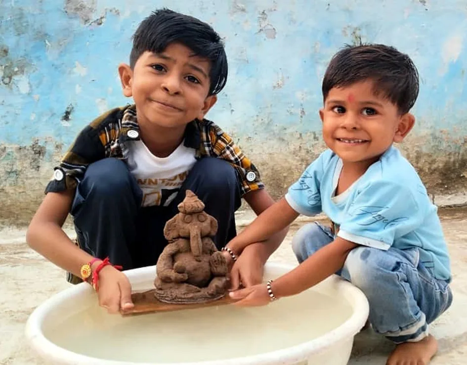 पर्यावरण संरक्षण की मिसाल___अक्षत, आश्रय ने बनाए मिट्टी के गणेश, घर पर ही किया विसर्जन