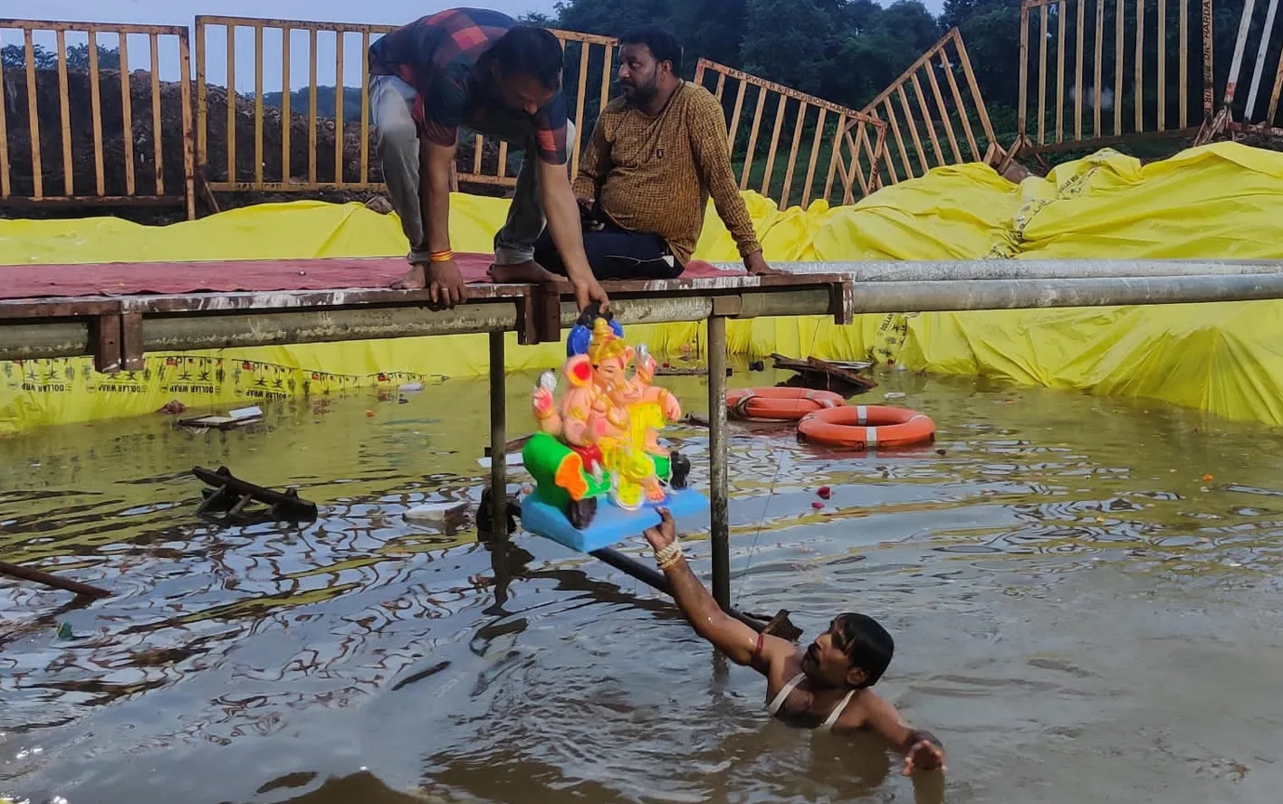 अगले बरस तू जल्दी आ.. के जयकारों से दी बप्पा को विदाई