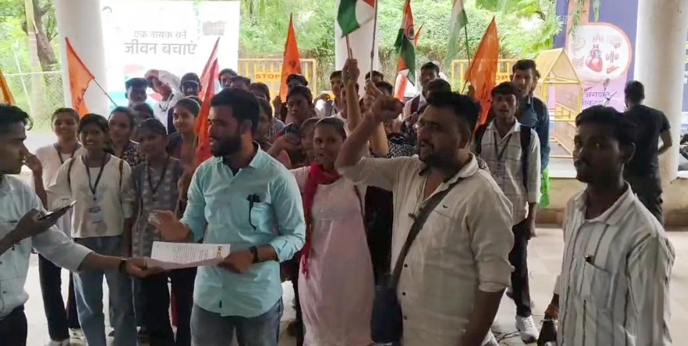 कॉलेज के छात्रों ने सड़क सुधारने कलेक्टर से लगाई गुहार  