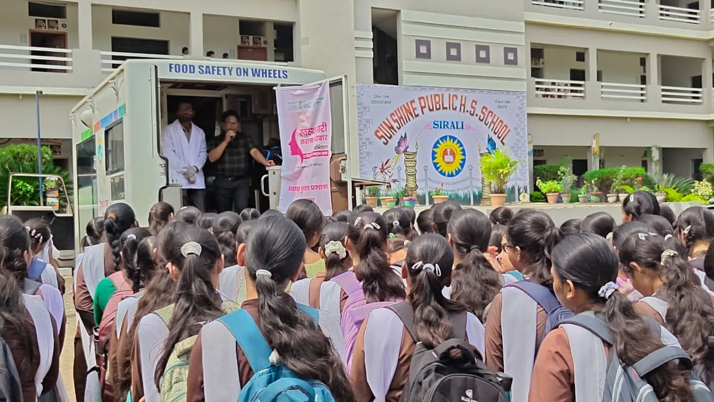 स्कूली छात्राओं को खाद्य पदार्थों में मिलावट के संबंध में दी जानकारी