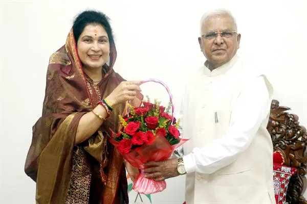 राज्यपाल श्री पटेल ने राज्यमंत्री श्रीमती गौर को दी जन्म दिन की बधाई