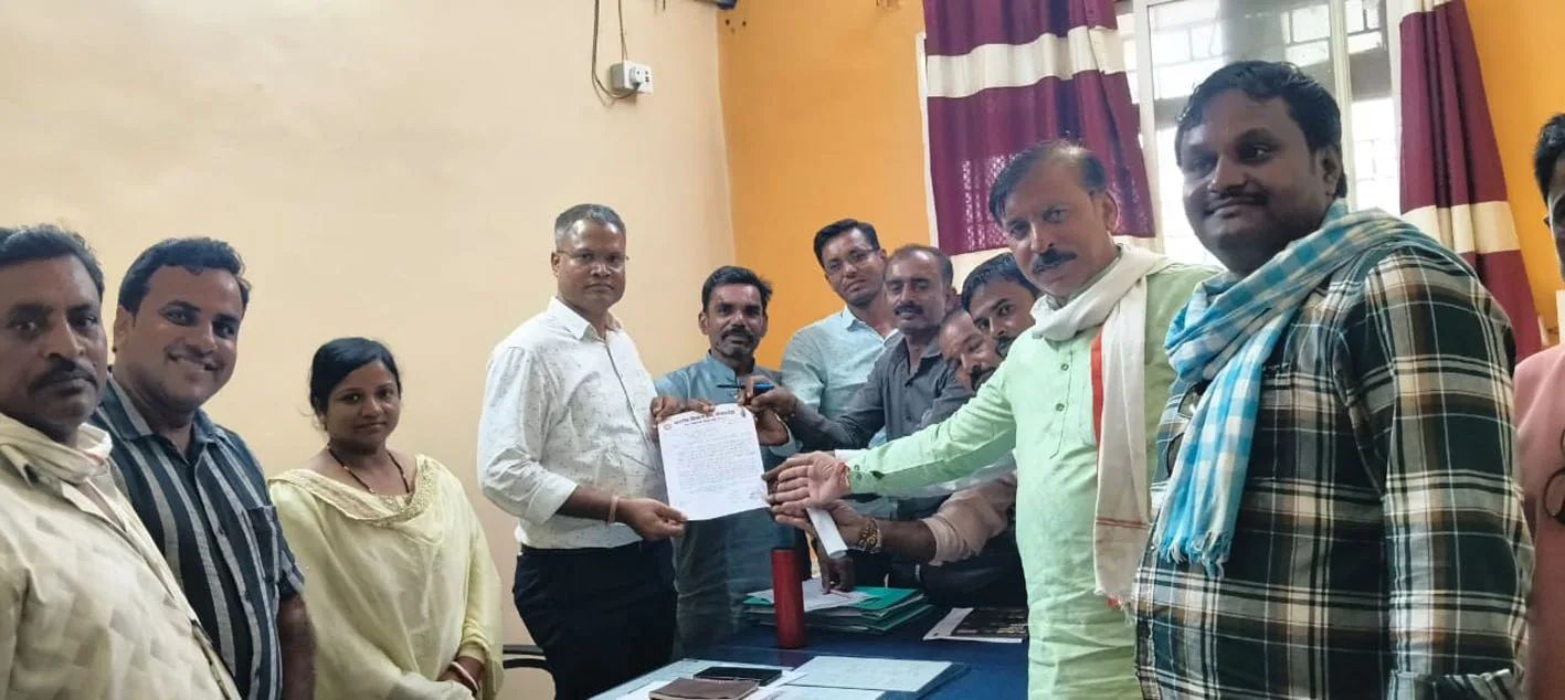 कम मुआवजा मिलने पर भारतीय किसान संघ ने तहसीलदार को सौंपा ज्ञापन