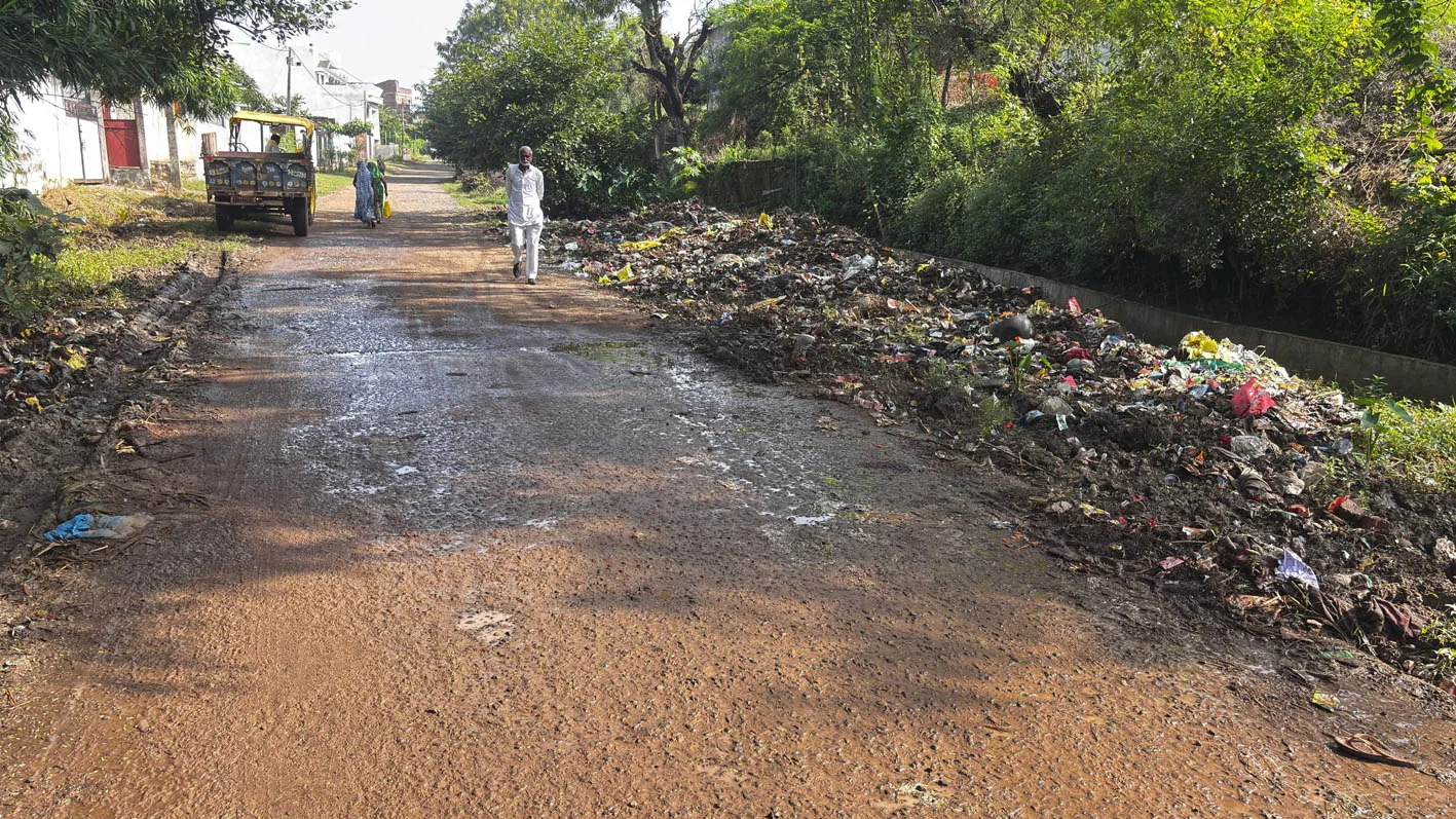 गांव का कचरा मुख्य मार्ग पर डाला