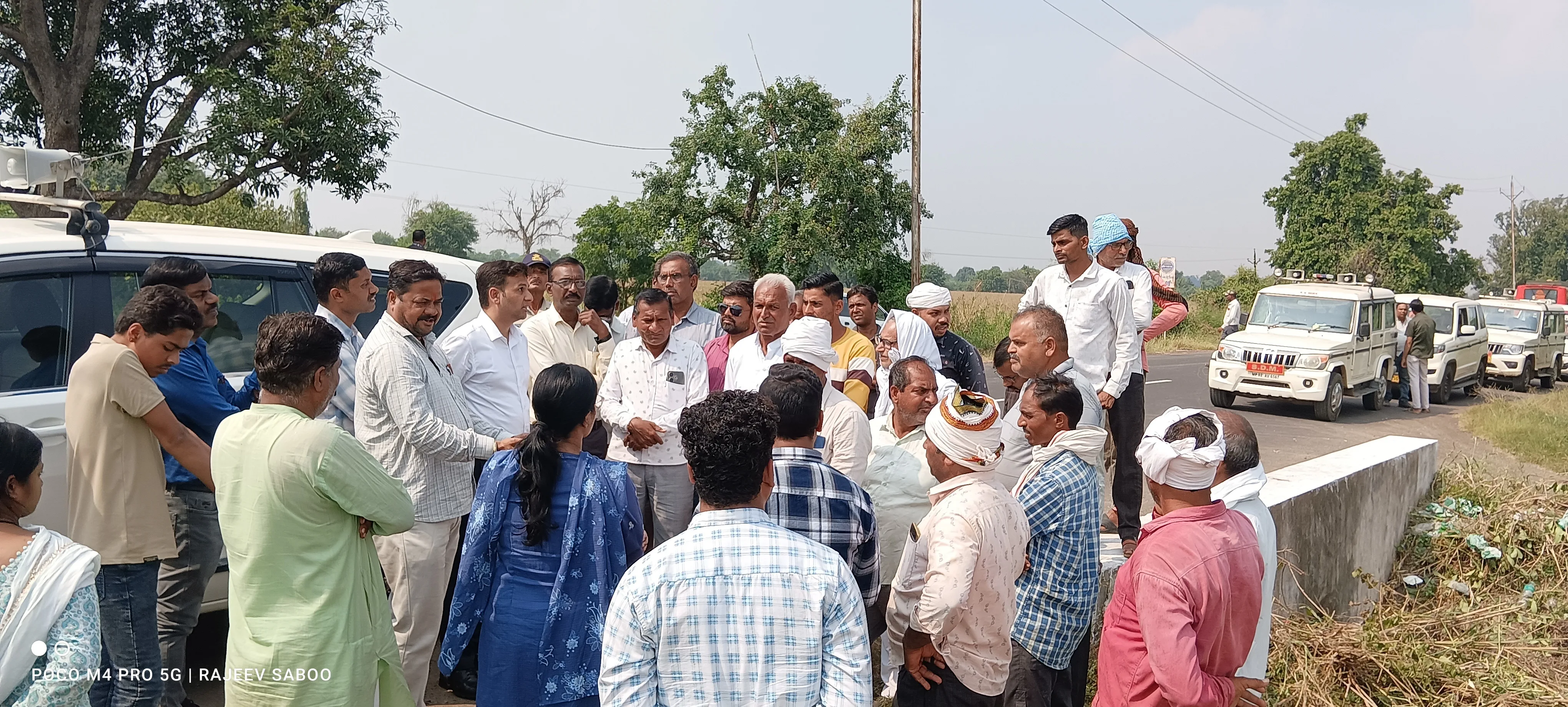 कमिश्नर ने किसानों से की चर्चा