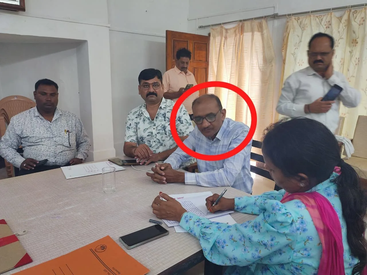 वेयर हाउस संचालक से मांगे थे 1 लाख