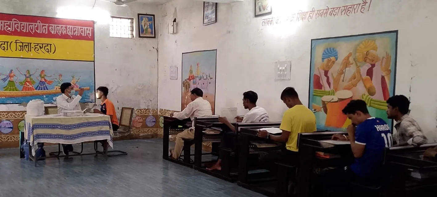 छात्रावासी विद्यार्थियों का किया स्वास्थ्य परीक्षण  
