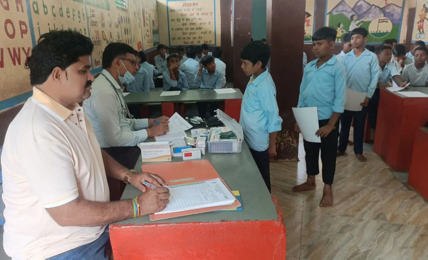 बालक छात्रावास में छात्रों का किया स्वास्थ्य परीक्षण