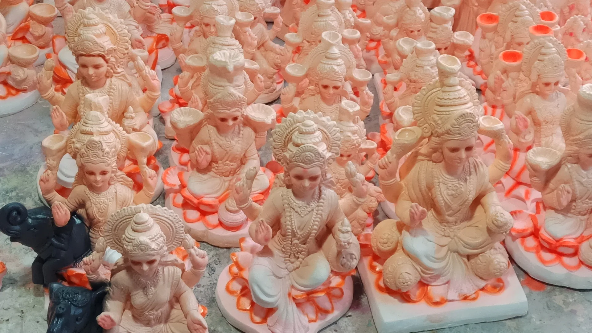 दीपोत्सव को लेकर मूर्तिकार लक्ष्मी देवी की प्रतिमाओं को अंतिम रूप देने में जुटे