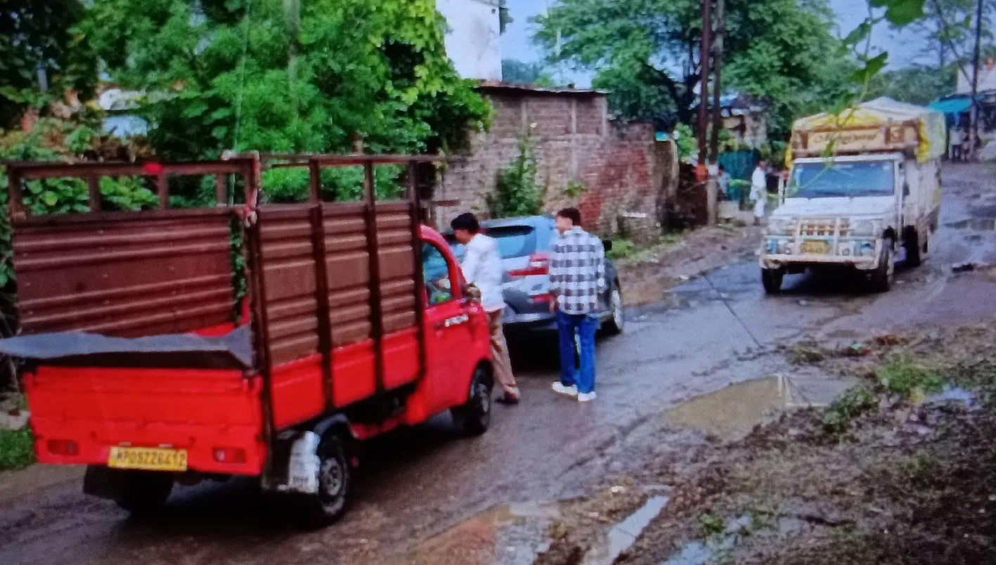 गड्ढों में भरा पानी बना खतरा, वाहन चालक हो रहे हादसों के शिकार