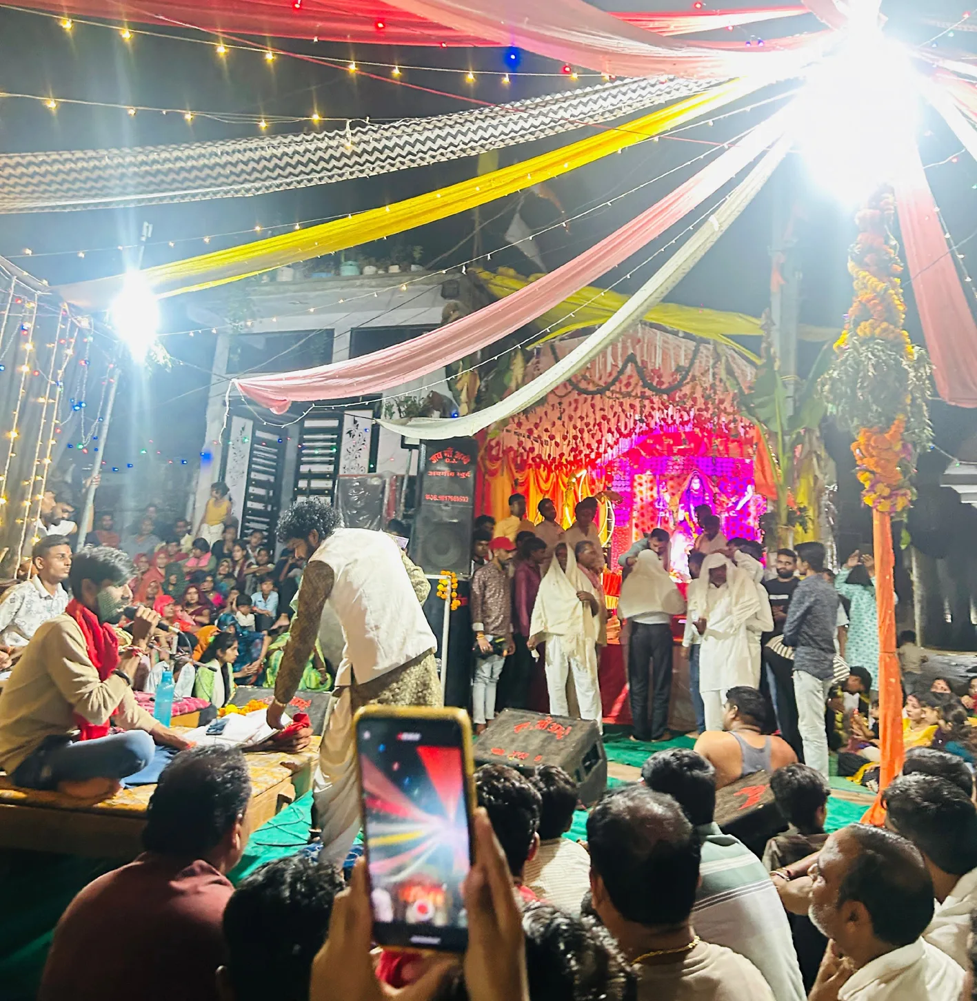धाम में देवी-देवताओं ने दिए दान