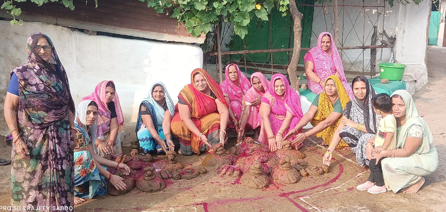 गोबर से बनाए गोवर्धन, घर-घर हुई पूजा-अर्चना