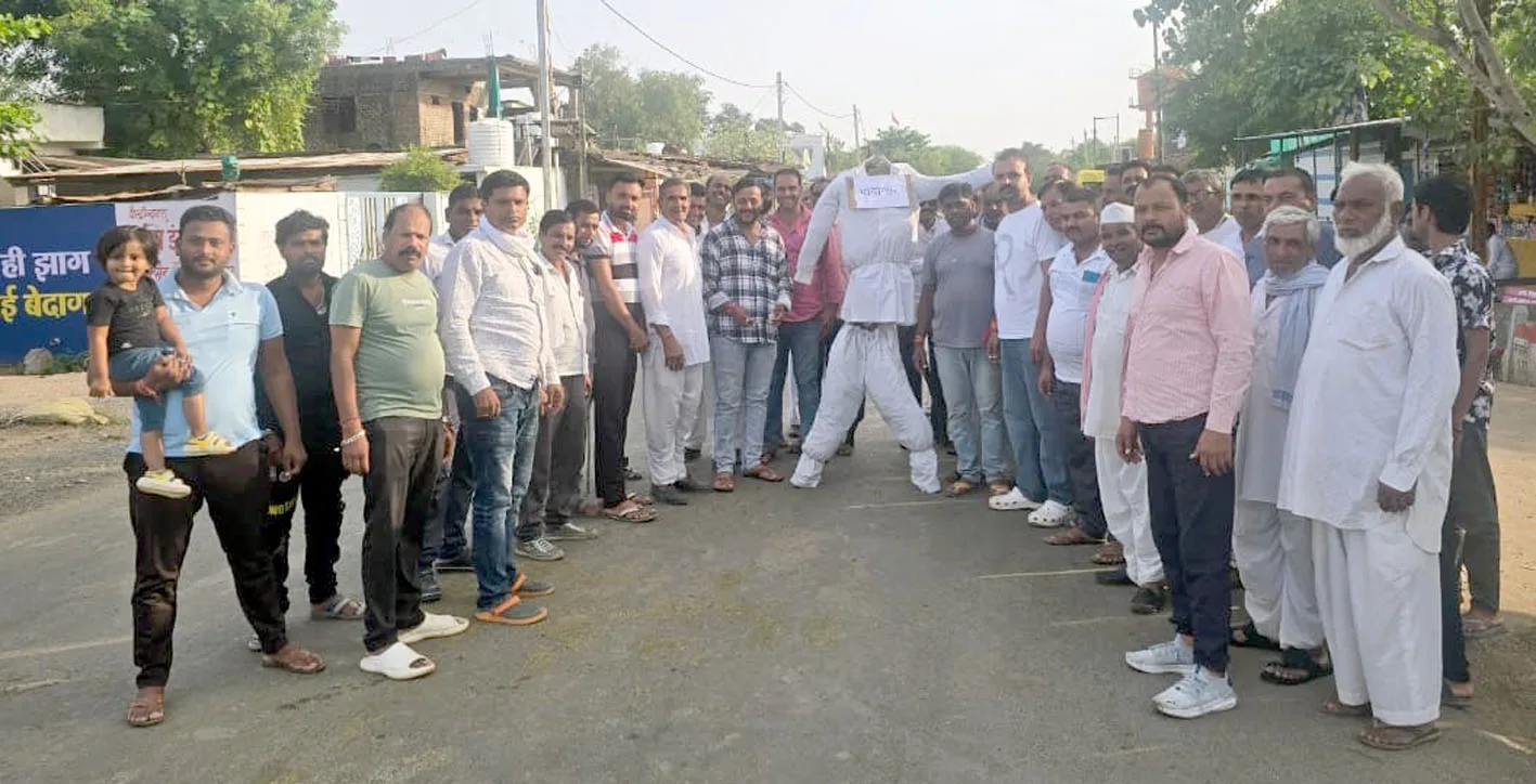 आम किसान यूनियन ने भावांतर योजना का पुतला फूंका